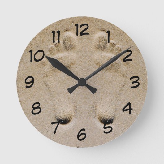 Footprints in the sand novelty clock ronde klok (Voorkant)