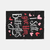 For Couples _ I Still Give Him Butterflies _ Funny Fleece Deken (Voorkant (Horizontaal))
