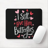 For Couples _ I Still Give Him Butterflies _ Funny Muismat (Met muis)