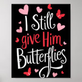 For Couples _ I Still Give Him Butterflies _ Funny Poster (Voorkant)