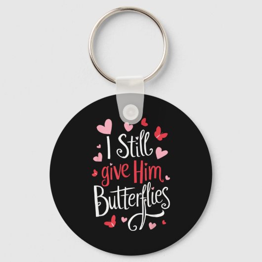 For Couples _ I Still Give Him Butterflies _ Funny Sleutelhanger (Voorkant)