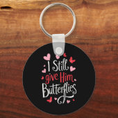 For Couples _ I Still Give Him Butterflies _ Funny Sleutelhanger (Voorkant)
