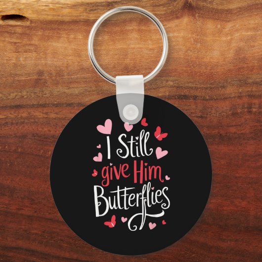 For Couples _ I Still Give Him Butterflies _ Funny Sleutelhanger (Voorkant)