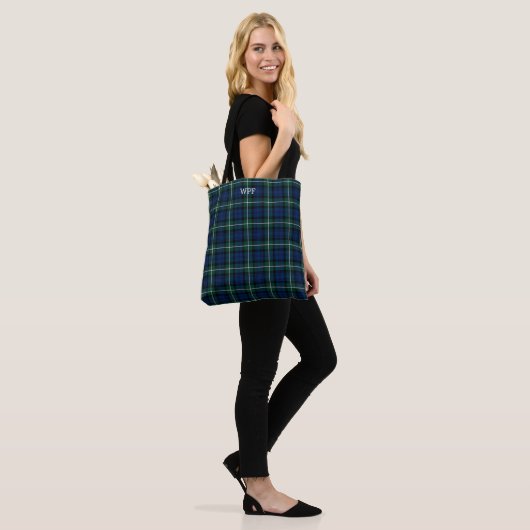 Forbes Clan Tartan groen en blauw geruite monogram Tote Bag (Op model)