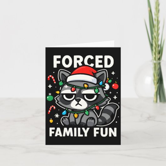 Forced Family Fun – Funny Sarcastic Raccoon Xmas C Kaart (Voorkant)