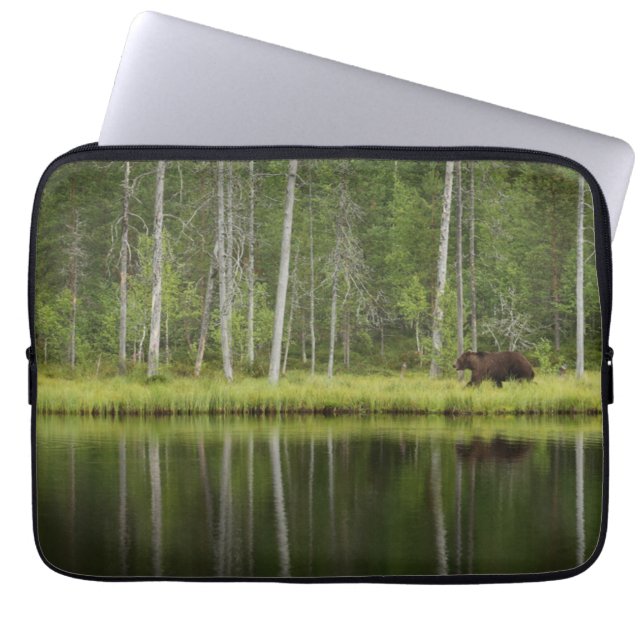 Forces | Bear at Taiga Forest Northern Finland Laptop Sleeve (Voorkant)