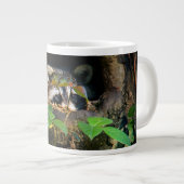 Forces | Raccoon Peeking Grote Koffiekop (Voorkant rechts)