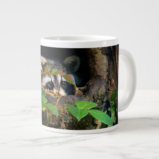 Forces | Raccoon Peeking Grote Koffiekop (Voorkant rechts)