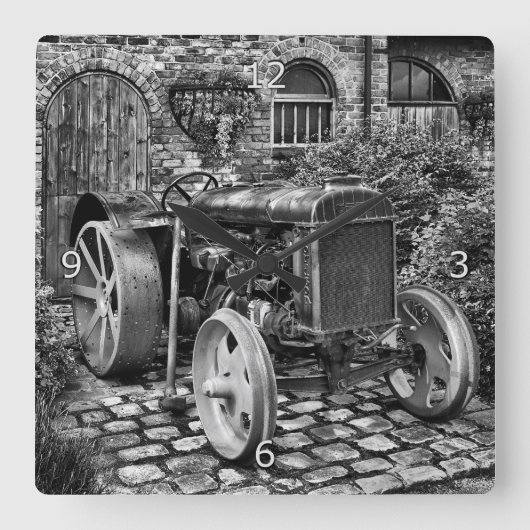  Fordson Tractor, Bredbury Hall Vierkante Klok (Voorkant)