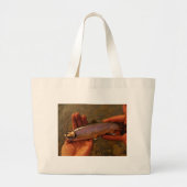 forel in handen grote tote bag (Voorkant)