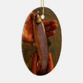 forel in handen keramisch ornament (Rechts)