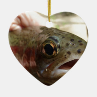 Forel in handen keramisch ornament