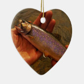 forel in handen keramisch ornament (Rechts)