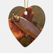 forel in handen keramisch ornament (Links)