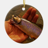 forel in handen keramisch ornament (Voorkant)