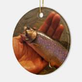 forel in handen keramisch ornament (Links)