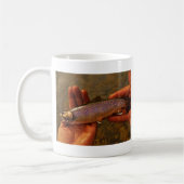 forel in handen koffiemok (Links)