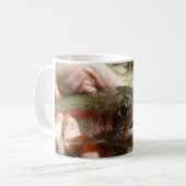 Forel in handen koffiemok (Voorkant links)