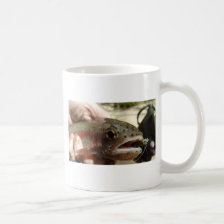 Forel in handen koffiemok