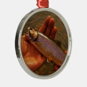forel in handen metalen ornament (Rechts)