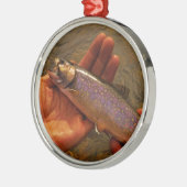 forel in handen metalen ornament (Links)