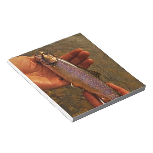 forel in handen notitieblok (Schuin)