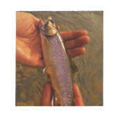 forel in handen notitieblok (Voorkant)