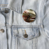 Forel in handen ronde button 5,7 cm (In situ)