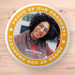 Forel van onze Afstuderen 20XX | Foto Afstuderen Ronde Button 5,7 Cm<br><div class="desc">Dit eenvoudige en klassieke ontwerp is samengesteld uit serif typografie en voegt een douanefoto toe.</div>