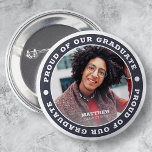 Forel van onze Afstuderen 20XX | Foto Afstuderen Ronde Button 5,7 Cm<br><div class="desc">Dit eenvoudige en klassieke ontwerp is samengesteld uit serif typografie en voegt een douanefoto toe.</div>