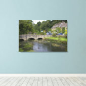 Forelstroom in het dorp Bibury, Canvas Afdruk (Insitu (Houten vloer))