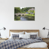 Forelstroom in het dorp Bibury, Canvas Afdruk (Insitu (Slaapkamer))