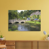 Forelstroom in het dorp Bibury, Canvas Afdruk (Insitu (Woonkamer))
