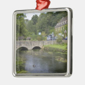 Forelstroom in het dorp Bibury, Metalen Ornament (Links)