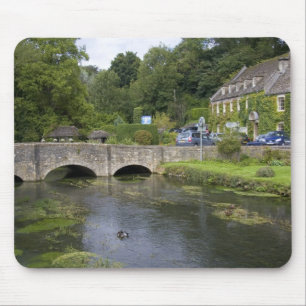 Forelstroom in het dorp Bibury, Muismat