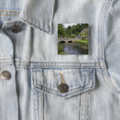 Forelstroom in het dorp Bibury, Vierkante Button 5,1 Cm (In situ)