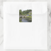 Forelstroom in het dorp Bibury, Vierkante Sticker (Tas)