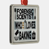 Forensisch wetenschapper houdt van bakken metalen ornament (Rechts)