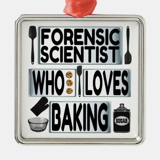 Forensisch wetenschapper houdt van bakken metalen ornament (Voorkant)