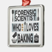 Forensisch wetenschapper houdt van bakken metalen ornament (Links)