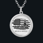 *~* Forest AP40 Deer Pines Modern American Flag Zilver Vergulden Ketting<br><div class="desc">(zoek AP27 voor gelijkaardig ontwerp op diverse producten of AP40 voor juwelen met Voorziening (r)) Energetisch Verbeterd met Patriottisch patriotontwerp. (Het Ontwerp kan naar andere producten van Zazzle worden overgebracht) Bereik uit als u wat hulp nodig hebt. * De Amerikaanse Forest Deer Pines Modern American Flag in zwart-wit. De tekst...</div>