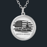 *~* Forest AP40 Deer Pines Modern American Flag Zilver Vergulden Ketting<br><div class="desc">(zoek AP27 voor gelijkaardig ontwerp op diverse producten of AP40 voor juwelen met Voorziening (r)) Energetisch Verbeterd met Patriottisch patriotontwerp. (Het Ontwerp kan naar andere producten van Zazzle worden overgebracht) Bereik uit als u wat hulp nodig hebt. * De Amerikaanse Forest Deer Pines Modern American Flag in zwart-wit. De tekst...</div>