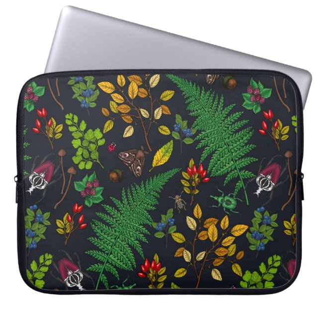 Forest berries, leaves and bugs on graphics black laptop sleeve (Voorkant)