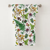 Forest berries, leaves and bugs on white bad handdoek (Insitu)