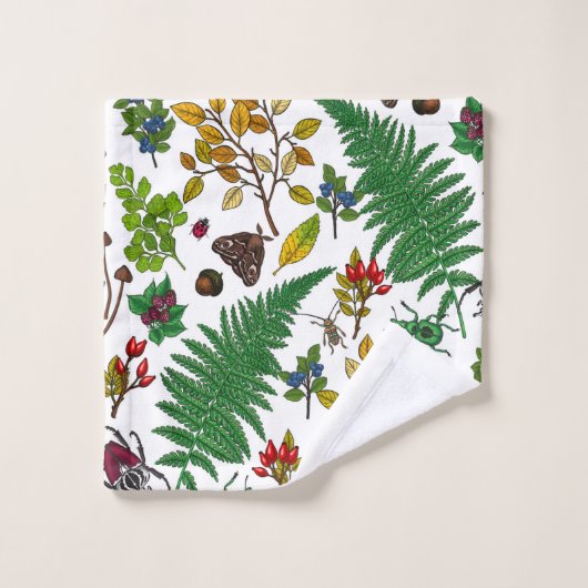 Forest berries, leaves and bugs on white bad handdoek (Wasdoekje)