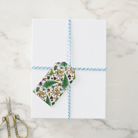 Forest berries, leaves and bugs on white cadeaulabel (Met Touw)