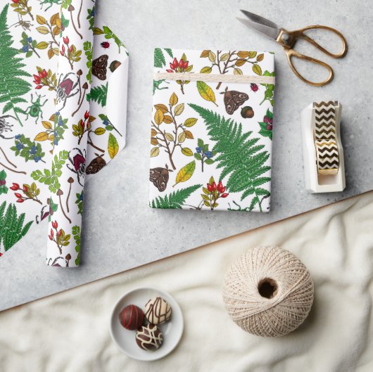 Forest berries, leaves and bugs on white cadeaupapier (Crafts)