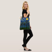 Forest Echoes of Infinity – Een boslandschap Tote Bag (Op model)