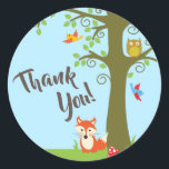 Forest Friends Woodland Cute 1st Birthday Party Ronde Sticker<br><div class="desc">Dit schattige thema van bosmvrienden is perfect voor je eerste verjaardagsfeestje! Geweldig voor een schattig kind geboren in de lente,  of een beetje dat van dieren houdt. Een eerste verjaardagsthema past bij een bos avontuur!</div>