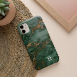 Forest Green & Copper Marble Monogram Case-Mate iPhone 14 Hoesje<br><div class="desc">Het grafische telefoongeval kenmerkt een rijk bos groen marmer achtergrondpatroon met het naderen van de faux koperfolie. Pas uw monogram aan met één initiaal in klassieke letters.</div>